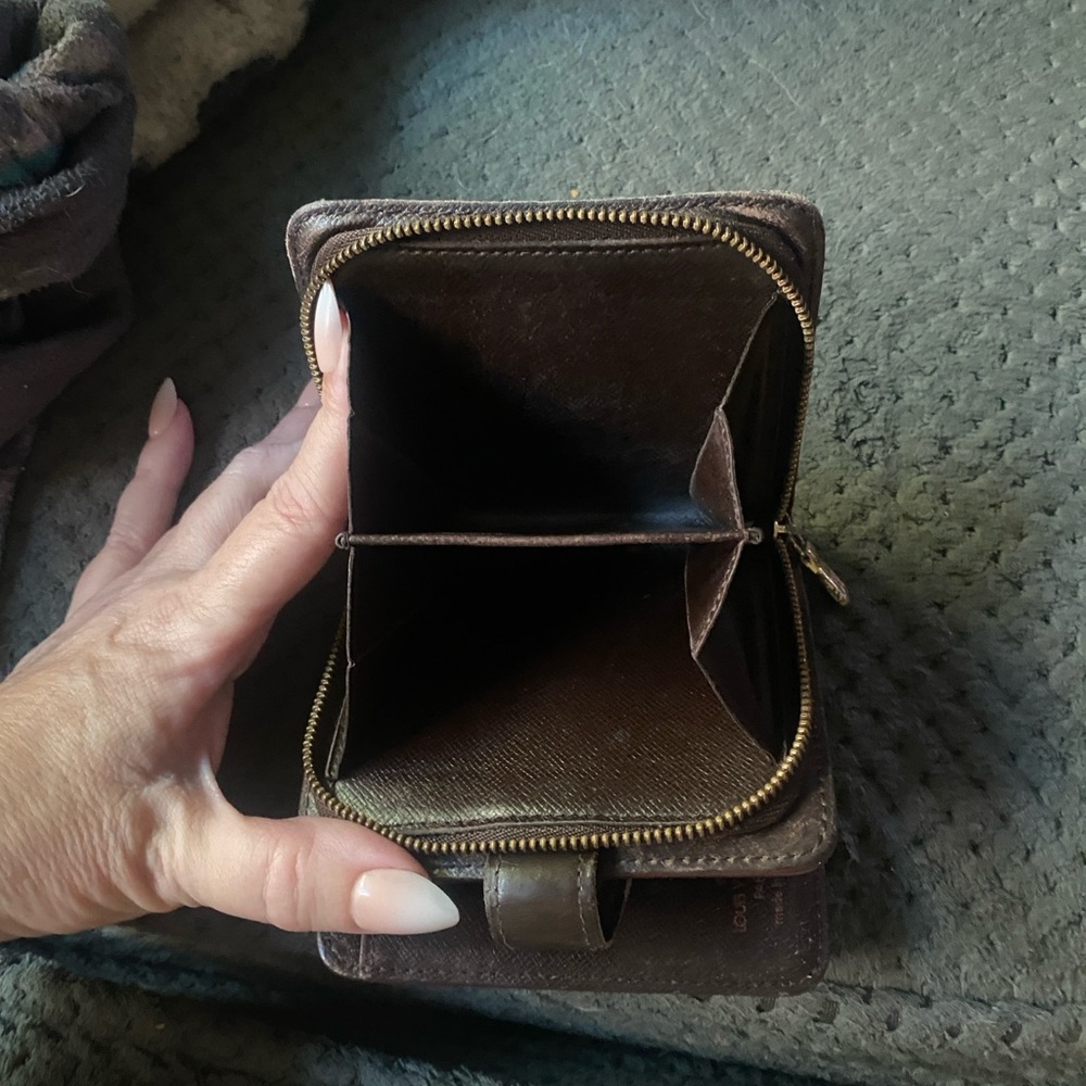 Louis Vuitton authentic damier ebene Wallet - Picture 7 of 10